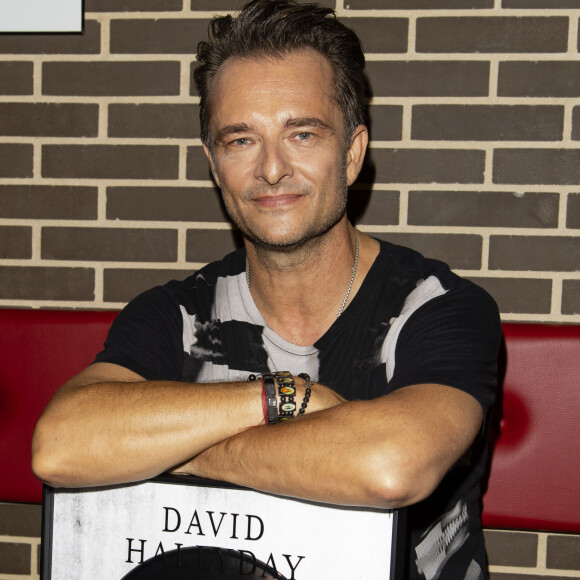 Ce mardi 12 novembre 2024, son fils David Hallyday était au Dôme de Paris, pour assurer un nouveau show dans le cadre de son spectacle "Requiem pour un fou".
David Hallyday reçoit son disque de platine à la seine musicale à Paris le 25 juin 2019. © Pierre Perusseau/Bestimage