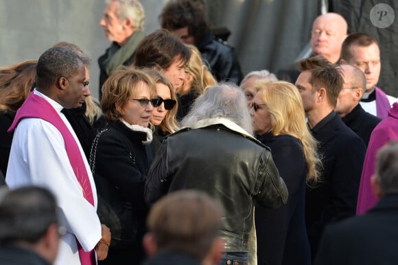 Nathalie Baye, Laura Smet, Tony Scotti, Sylvie Vartan, David Hallyday - Sorties de l'église de la Madeleine après les obsèques de Johnny Hallyday à Paris le 9 décembre 2017. © Veeren / Bestimage 