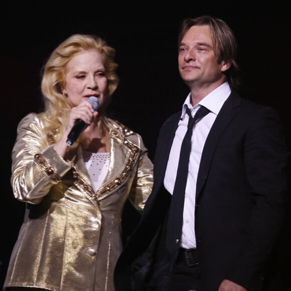 L'époux d'Alexandra Pastor a d'ailleurs été rejoint sur scène par sa maman Sylvie Vartan.
Archives - Sylvie Vartan et David Hallyday en 2013 À Paris