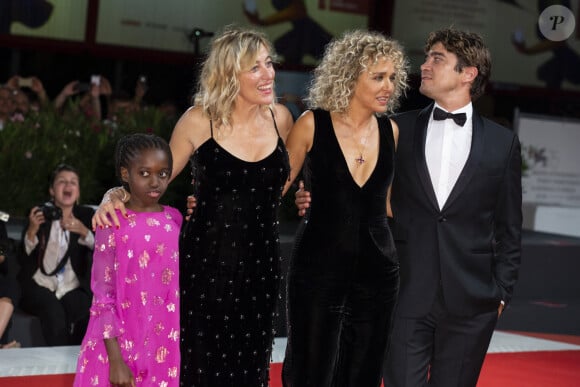 ... Aujourd'hui adolescente, elle se révèle être une artiste aux multiples talents
Oumy Bruni Garrel, Valeria Bruni Tedeschi, Valeria Golino and Riccardo Scamarcio le 5 septembre 2018 à Venise - Marco Piovanotto/ABACAPRESS.COM