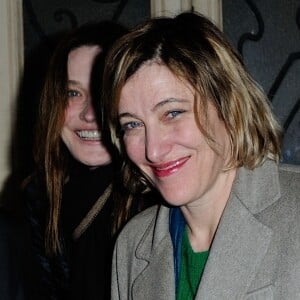 Exclusif - Carla Bruni-Sarkozy et Valeria Bruni Tedeschi assistent à la pièce de théâtre " Les Larmes amères de Petra Von Kant " avec la mère de Carla Bruni-Sarkozy, Marisa Borini et la soeur de Carla Bruni-Sarkozy, Valeria Bruni Tedeschi au théâtre de l'Œuvre à Paris, France, le 25 mars 2015. Photo par Aurore Marechal/ABACAPRESS.COM