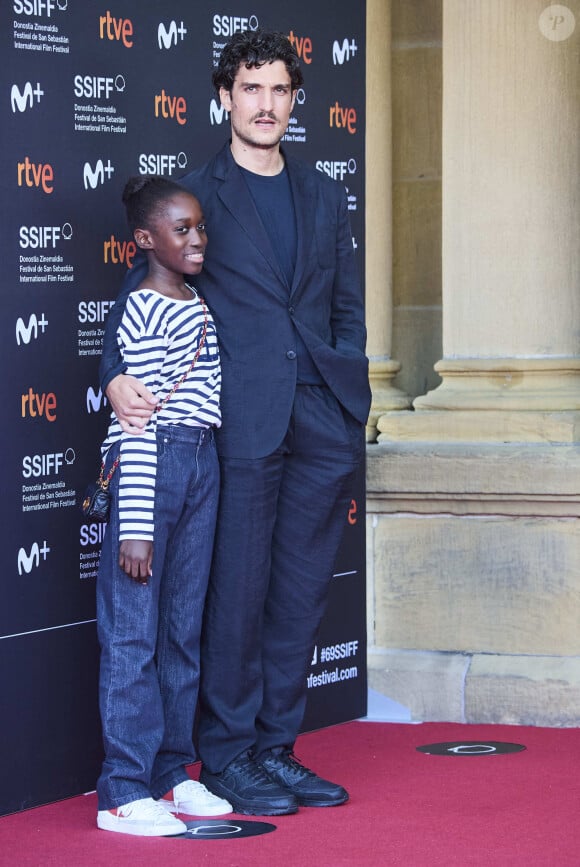 ... en plus de quelques apparitions dans les films de ses célèbres parents, la jeune fille excelle en danse !
Oumy Bruni Garrel et Louis Garrel en septembre 2021 - by Sean Thornton/Cover Images/ABACAPRESS.COM