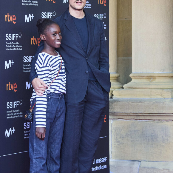 ... en plus de quelques apparitions dans les films de ses célèbres parents, la jeune fille excelle en danse !
Oumy Bruni Garrel et Louis Garrel en septembre 2021 - by Sean Thornton/Cover Images/ABACAPRESS.COM