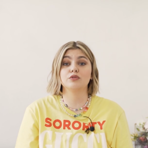 À l'approche des fêtes, Sophie Janvier doit naturellement faire face à un lot de questions sur l'abondance de chocolats, foie gras et autres produits liés au fêtes de fin d'année.
Louane donne sa recette de mousse au chocolat pour ELLE