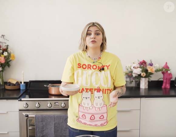 À l'approche des fêtes, Sophie Janvier doit naturellement faire face à un lot de questions sur l'abondance de chocolats, foie gras et autres produits liés au fêtes de fin d'année.
Louane donne sa recette de mousse au chocolat pour ELLE