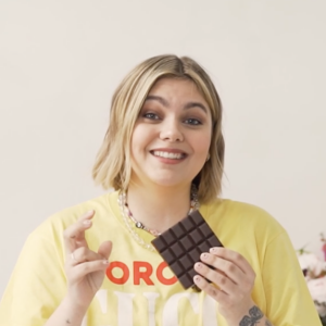 Les jours filent et le mois de décembre semble être déjà là. Et qui dit mois de décembre peut dire pour certain.e.s sapin et calendrier de l'Avent.
Louane donne sa recette de mousse au chocolat pour ELLE