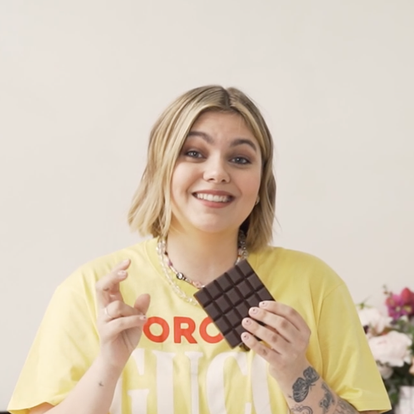 Les jours filent et le mois de décembre semble être déjà là. Et qui dit mois de décembre peut dire pour certain.e.s sapin et calendrier de l'Avent.
Louane donne sa recette de mousse au chocolat pour ELLE