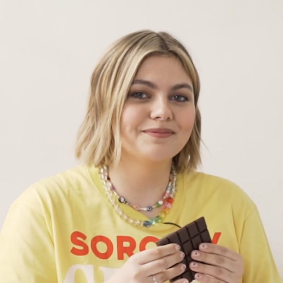 Mais celui-ci, loin de rendre votre peau plus belle, pourrait bien aussi vous offrir quelques kilos en plus.
Louane donne sa recette de mousse au chocolat pour ELLE