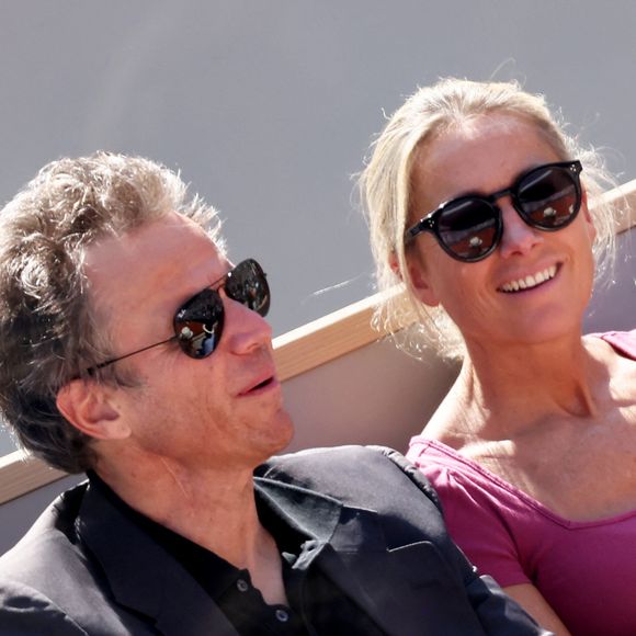 Anne-Sophie Lapix et son mari Arthur Sadoun - Célébrités dans les tribunes des Internationaux de France de tennis de Roland Garros 2024 à Paris le 7 juin 2024. © Jacovides-Moreau/Bestimage