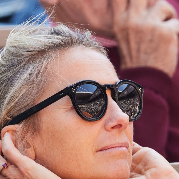 Anne-Sophie Lapix en tribunes lors des Internationaux de France de tennis de Roland Garros 2023 à Paris, France, le 2 juin 2023. © Moreau-Jacovides/Bestimage 