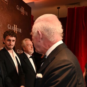 Saluée par le roi en personne
Pedro Pascal, Denzel Washington et Paul Mescal - Le roi Charles III d'Angleterre à la première du film "Gladiator II" à l'Odeon Leicester Square à Londres. Le 13 novembre 2024 © Eddie Mulholland / Pool / Bestimage 