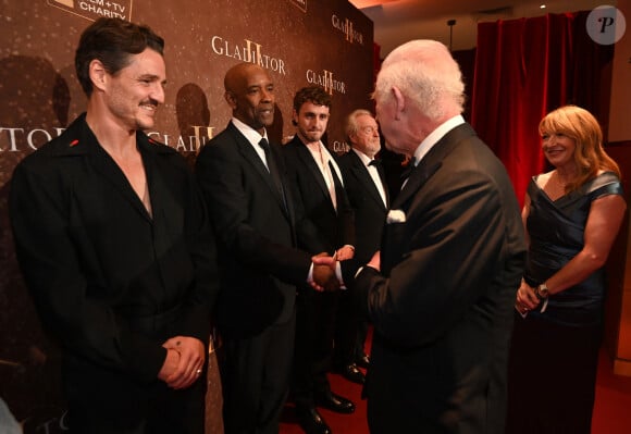 Saluée par le roi en personne
Pedro Pascal, Denzel Washington et Paul Mescal - Le roi Charles III d'Angleterre à la première du film "Gladiator II" à l'Odeon Leicester Square à Londres. Le 13 novembre 2024 © Eddie Mulholland / Pool / Bestimage 