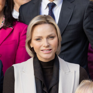 Le prince Albert II de Monaco et la princesse Charlene offrent des cadeaux aux personnes âgées de la principauté au siège de la Croix Rouge à Monaco le 14 novembre 2024 dans le cadre des célébrations de la Fête Nationale monégasque. © Olivier Huitel / Pool Monaco / Bestimage 