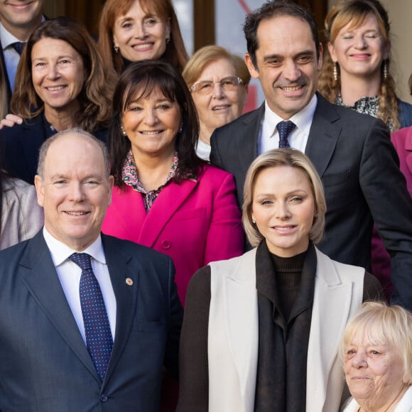 Le prince Albert II de Monaco et la princesse Charlene offrent des cadeaux aux personnes âgées de la principauté au siège de la Croix Rouge à Monaco le 14 novembre 2024 dans le cadre des célébrations de la Fête Nationale monégasque. © Olivier Huitel / Pool Monaco / Bestimage 