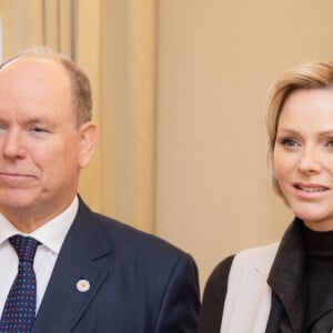 Le prince Albert II de Monaco et la princesse Charlene offrent des cadeaux aux personnes âgées de la principauté au siège de la Croix Rouge à Monaco le 14 novembre 2024 dans le cadre des célébrations de la Fête Nationale monégasque. © Olivier Huitel / Pool Monaco / Bestimage 