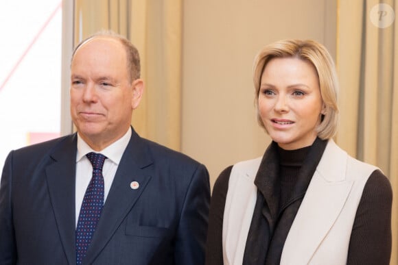 Le prince Albert II de Monaco et la princesse Charlene offrent des cadeaux aux personnes âgées de la principauté au siège de la Croix Rouge à Monaco le 14 novembre 2024 dans le cadre des célébrations de la Fête Nationale monégasque. © Olivier Huitel / Pool Monaco / Bestimage 