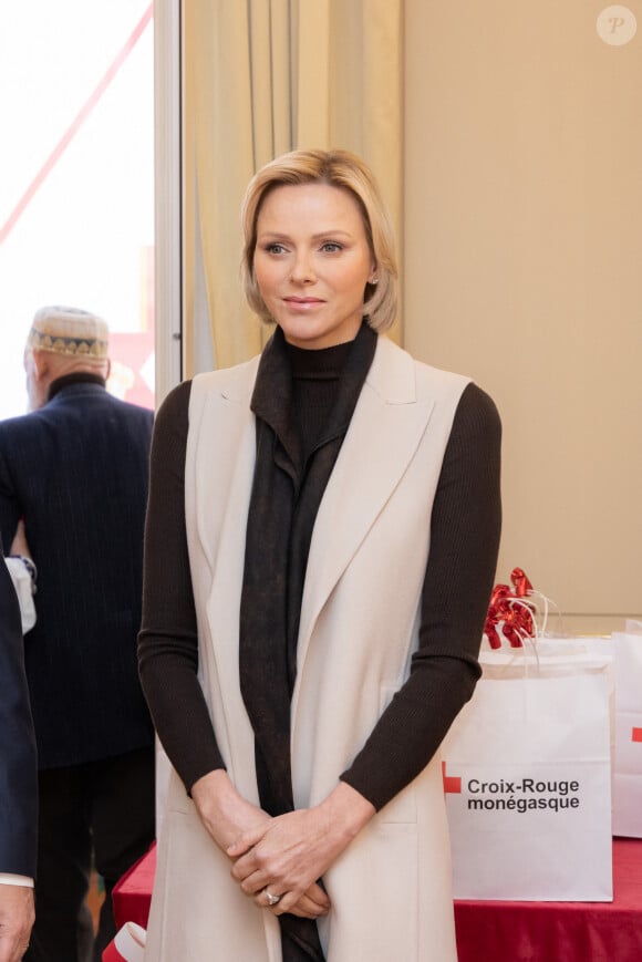 Le prince Albert II de Monaco et la princesse Charlene offrent des cadeaux aux personnes âgées de la principauté au siège de la Croix Rouge à Monaco le 14 novembre 2024 dans le cadre des célébrations de la Fête Nationale monégasque. © Olivier Huitel / Pool Monaco / Bestimage 