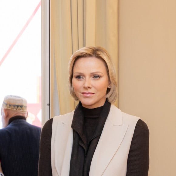 Le prince Albert II de Monaco et la princesse Charlene offrent des cadeaux aux personnes âgées de la principauté au siège de la Croix Rouge à Monaco le 14 novembre 2024 dans le cadre des célébrations de la Fête Nationale monégasque. © Olivier Huitel / Pool Monaco / Bestimage 