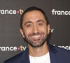 Mais aussi celle d'avant. Le parfait vulgarisateur de la médecine originaire du 20e arrondissement de Paris, qu'il a quitté pour une vie plus rurale, avoue avoir connu des moments plus difficiles financièrement.
Jimmy Mohamed au photocall de la conférence de presse de rentrée de France Télévisions à Paris, France, le 4 septembre 2024. © Coadic Guirec/Bestimage