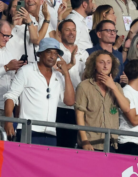 Yannick Noah et son fils Joalukas - People dans les tribunes lord du match d'ouverture de la Coupe du Monde de Rugby France 2023 avant le match de la Poule A entre la France et la Nouvelle-Zélande au Stade de France à Saint-Denis le 8 septembre 2023. © Dominique Jacovides/Bestimage