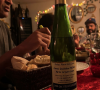 Sur la photo, on peut voir le trio installé à table pendant un repas de famille
