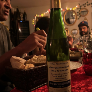 Sur la photo, on peut voir le trio installé à table pendant un repas de famille
