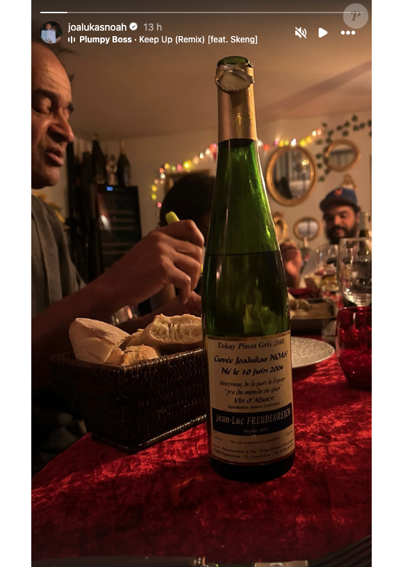 Sur la photo, on peut voir le trio installé à table pendant un repas de famille
