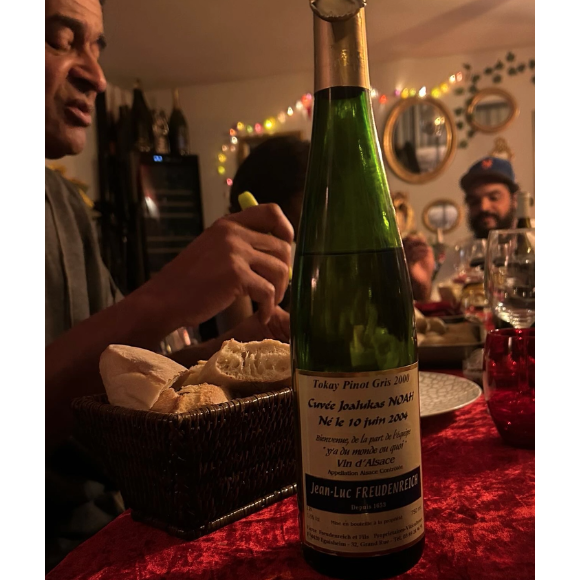 Sur la photo, on peut voir le trio installé à table pendant un repas de famille
