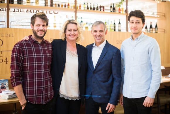 Paul et Luana Belmondo avec leurs fils Giacomo et Alessandro - Luana Belmondo lors du lancement de son livre "Italia mia Luana cuisine Rome" et de l'annonce de la diffusion de la série d'émissions sur la chaîne TV My Cuisine, au restaurant l'Osteria del Vino du marché spacieux Eataly Paris Marais à Paris le 7 novembre 2019. © Tiziano Da Silva - Pierre Perusseau/Bestimage 