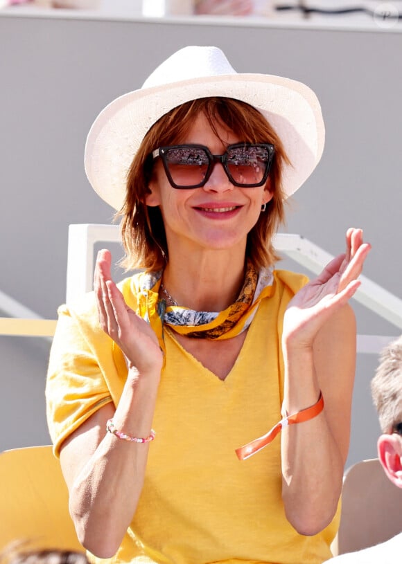 Sophie Marceau - Célébrités dans les tribunes de la finale homme des Internationaux de France de tennis de Roland Garros 2024 à Paris le 9 juin 2024. © Jacovides-Moreau/Bestimage 