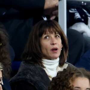 Sophie Marceau - People des les tribunes de la coupe du Monde de Rugby France 2023 - Match de quart de finale "France-Afrique du Sud (28-29)" au Stade de France à Saint-Denis 15 octobre 2023. © Moreau-Jacovides/Bestimage