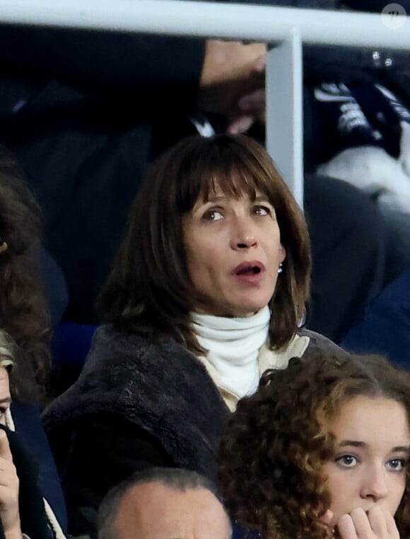 Sophie Marceau - People des les tribunes de la coupe du Monde de Rugby France 2023 - Match de quart de finale "France-Afrique du Sud (28-29)" au Stade de France à Saint-Denis 15 octobre 2023. © Moreau-Jacovides/Bestimage