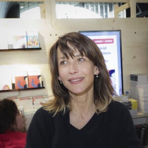 Cependant, Sophie Marceau possédait aussi une maison secondaire à la campagne
Sophie Marceau, pour la promotion de son livre "La Souterraine" publié chez Seghers au Festival du Livre de Paris 2023 au Grand Palais Éphémère - Paris le 22/04/2023 - © Jack Tribeca / Bestimage