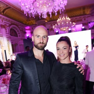 Denitsa Ikonomova (enceinte) et son compagnon François Alu - Photocall du 5ème gala de charité de l'association "Les Bonnes Fées" à l'occasion de la campagne mondiale "Octobre Rose" à l'hôtel Peninsula, Paris le 3 octobre 2024. A l'occasion de la campagne mondiale "Octobre Rose", l'hôtel Peninsula Paris lance son programme caritatif "Peninsula in Pink", dont les bénéfices de 254 400 Euros seront reversés à l'association "Les Bonnes Fées". © Rachid Bellak/Bestimage 