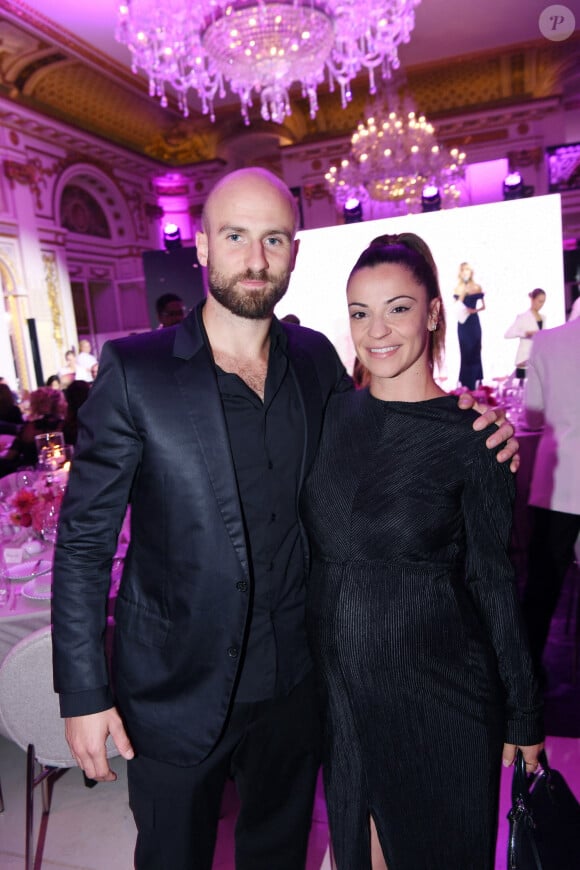 Denitsa Ikonomova (enceinte) et son compagnon François Alu - Photocall du 5ème gala de charité de l'association "Les Bonnes Fées" à l'occasion de la campagne mondiale "Octobre Rose" à l'hôtel Peninsula, Paris le 3 octobre 2024. A l'occasion de la campagne mondiale "Octobre Rose", l'hôtel Peninsula Paris lance son programme caritatif "Peninsula in Pink", dont les bénéfices de 254 400 Euros seront reversés à l'association "Les Bonnes Fées". © Rachid Bellak/Bestimage 