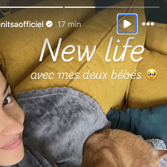 Sur l'image, on découvre la figure de Danse avec les stars installée sur son canapé, le sourire aux lèvres et portant son bébé dans les bras, dont le visage est pour l'heure encore préservé. À leurs côtés, l'adorable chien de Denitsa endormi. "New life, avec mes deux bébés", a commenté la belle brune.
Denitsa Ikonomova partage une première photo d'elle et son bébé. Instagram