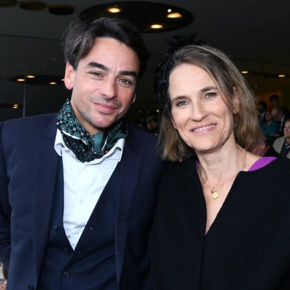 Julian Bugier et sa femme Claire Fournier au prix Qatar Arc de Triomphe à l'Hippodrome de Longchamp le 6 octobre 2024 © Rachid Bellak / Bestimage 