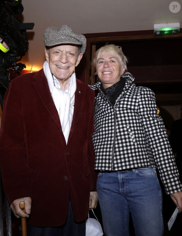 Charles Dumont et sa compagne Florence - People au spectacle musical de A.Turban "Entre la terre et le ciel" au théâtre de l'Atelier à Paris. Le 19 mars 2022 © Cédric Perrin / Bestimage