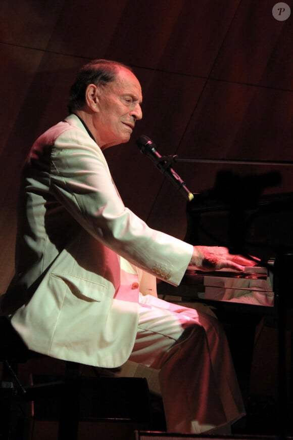 Charles Dumont en concert dans le salon Gustave Eiffel au premier étage de la Tour Eiffel à Paris le 4 octobre 2019. © Philippe Baldini/bestimage