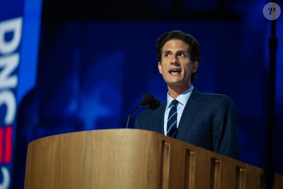 Jack Schlossberg, journaliste et petit-fils de John F. Kennedy, prononce un discours lors de la Convention nationale démocrate de 2024 à Chicago, Illinois, États-Unis, au United Center, le mardi 20 août 2024. Photo par Annabelle Gordon/CNP/ABACAPRESS.COM