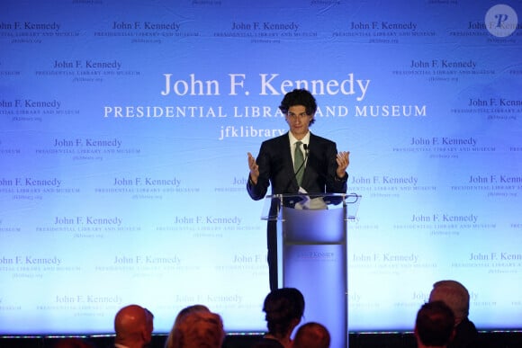 Jack Schlossberg, l'unique petit-fils de John F. Kennedy, s'exprime à la bibliothèque du président John F. Kennedy, à Boston, Massachusetts, États-Unis, lors d'une visite du Taoiseach Leo Varadkar aux États-Unis à l'occasion de la Saint-Patrick. Date de la photo : lundi 11 mars 2024.