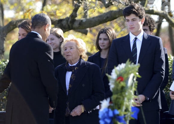 Le président des États-Unis Barack Obama s'entretient avec Ethel Kennedy, veuve de l'ancien procureur général et sénateur américain Robert F. Kennedy (démocrate de New York), après avoir déposé une gerbe sur la tombe du président John F. Kennedy au cimetière national d'Arlington, à Arlington, en Virginie, le 20 novembre 2013. Ce jour marque le 50e anniversaire de l'assassinat du président Kennedy. Jack Schlossberg, fils de l'ambassadeur des États-Unis au Japon Caroline Kennedy et petit-fils du président Kennedy, regarde à droite. Crédit : Pat Benic / Pool via CNP