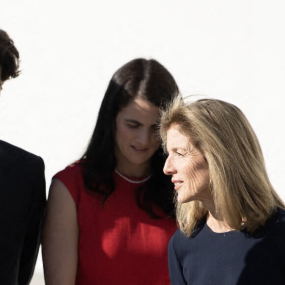 Le Prince William, le Prince de Galles, le Prince William, Jack Schlossberg Kennedy, Tatiana Schlossberg Kennedy et Caroline Kennedy visitent la bibliothèque et le musée présidentiels John F. Kennedy où il a rencontré l'ambassadrice Caroline Kennedy et a eu droit à une courte visite du musée.