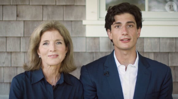 Sa mère, Caroline, fille de JFK, est une ancienne ambassadrice.Caroline Kennedy, ancienne ambassadrice des États-Unis au Japon et fille du président américain John F. Kennedy, à gauche, et son fils, Jack Schlossberg, petit-fils du président Kennedy, à droite, font des remarques lors de la deuxième nuit de la convention, le mardi 18 août 2020. Photo de la convention nationale du parti démocrate via CNP/ABACAPRESS.COM