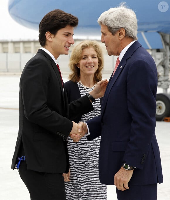 10 avril 2016 - Iwakuni, JAPON - L'ambassadrice américaine au Japon Caroline Kennedy, au centre, et son fils Jack Schlossberg, à gauche, accueillent le secrétaire d'État John Kerry, à droite, à son arrivée, avant les réunions des ministres des Affaires étrangères du G7, à la Marine Corps Air Station d'Iwakuni, au Japon, dimanche 10 avril 2016. Photo par Prensa Internacional via Zuma Wire/ABACAPRESS.COM