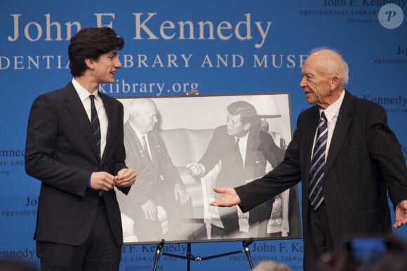 Le 14 octobre 2012 - Boston, Massachusetts, États-Unis - JACK SCHLOSSBERG (G), le petit-fils du président John F. Kennedy, reçoit une pièce de SERGEI KHRUSHCHEV, le fils de l'ancien dirigeant soviétique Nikita Khrushchev, lors du programme du 50e anniversaire de la crise des missiles cubains à la bibliothèque Kennedy..Photo by Kelvin Ma/Zuma Wire/ABACAPRESS.COM