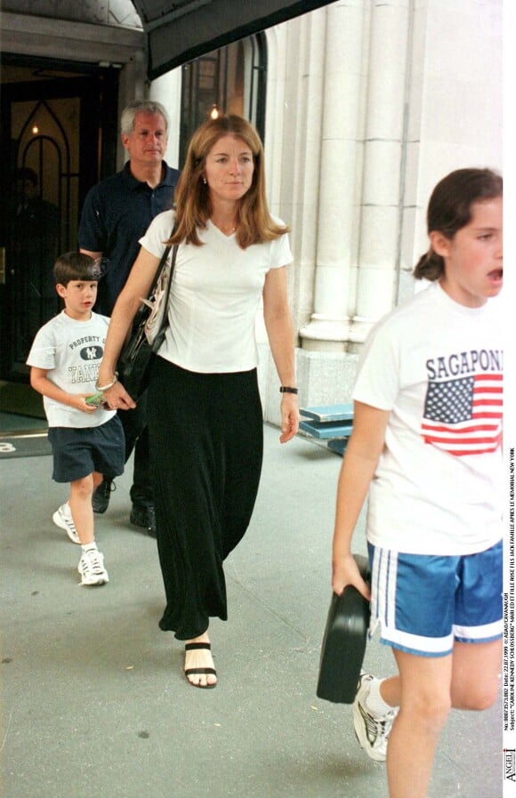 Jack Schlossberg enfant, avec sa mère Caroline et sa soeur Rose.