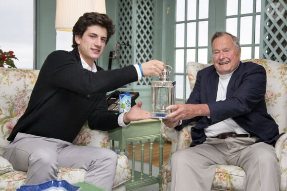 Jack Schlossberg, le petit-fils de John F. Kennedy, remet le prix "Profile in Courage 2014" à George H. W. Bush à Kennebunkport 