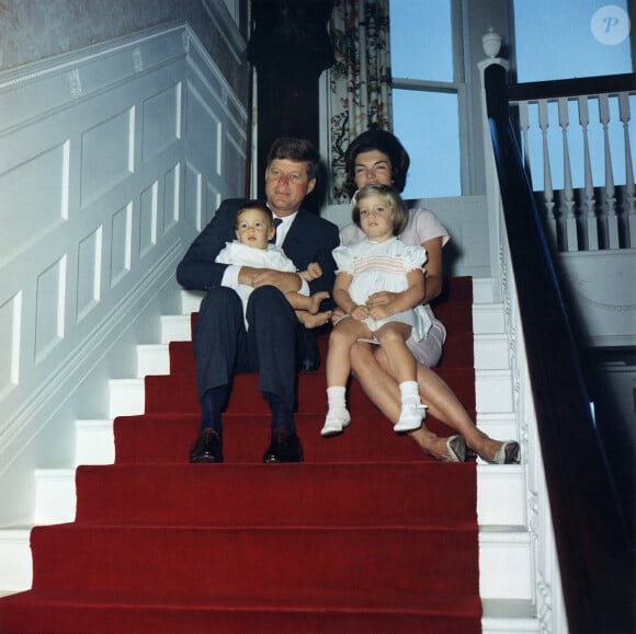 Le président John Kennedy et sa famille à Hammersmith Farm, Rhode Island. Le président tient son fils, John Jr, et Jacqueline Kennedy tient Caroline. 29 septembre 1961. Photo par EverettABACAPRESS.COM