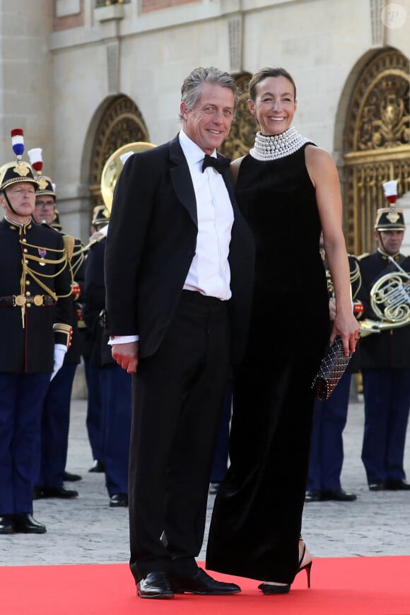 Puis le papa de cinq enfants de plaisanter sur sa technique pour fuir le bruit de ses bambins : "Je dors souvent dans la salle de bain maintenant". 

L'acteur anglais Hugh Grant et sa femme la productrice suédoise Anna Elisabet Eberstein - Dîner d'Etat au château de Versailles en l'honneur de la visite officielle du roi et de la reine d'Angleterre en France (20 - 22 septembre 2023). Le 20 septembre 2023. 150 invités triés sur le volet ont été conviés à cette occasion. © Stéphane Lemouton / Bestimage